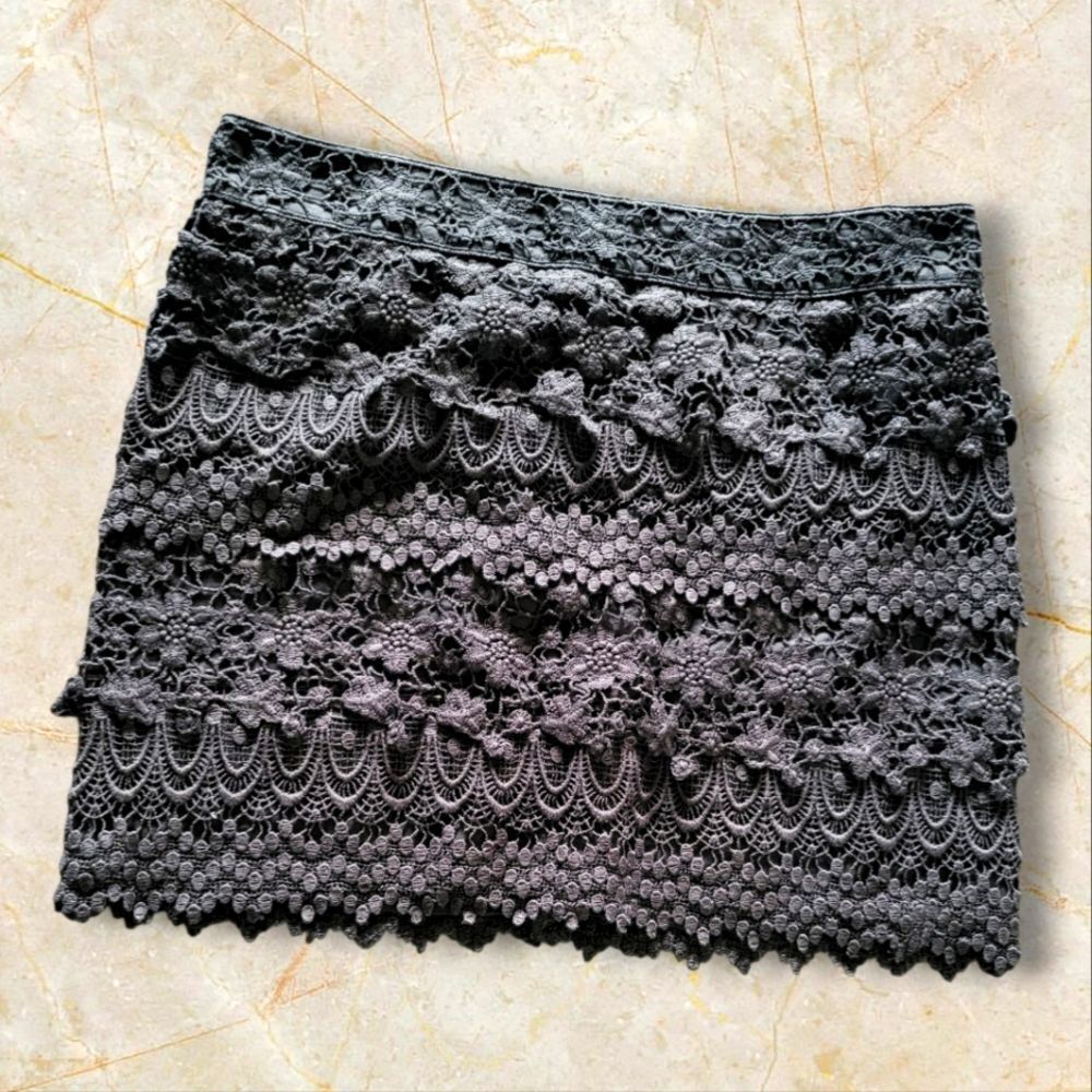 American Eagle Size 4 Charcoal Gray Floral Lace Mini Skirt